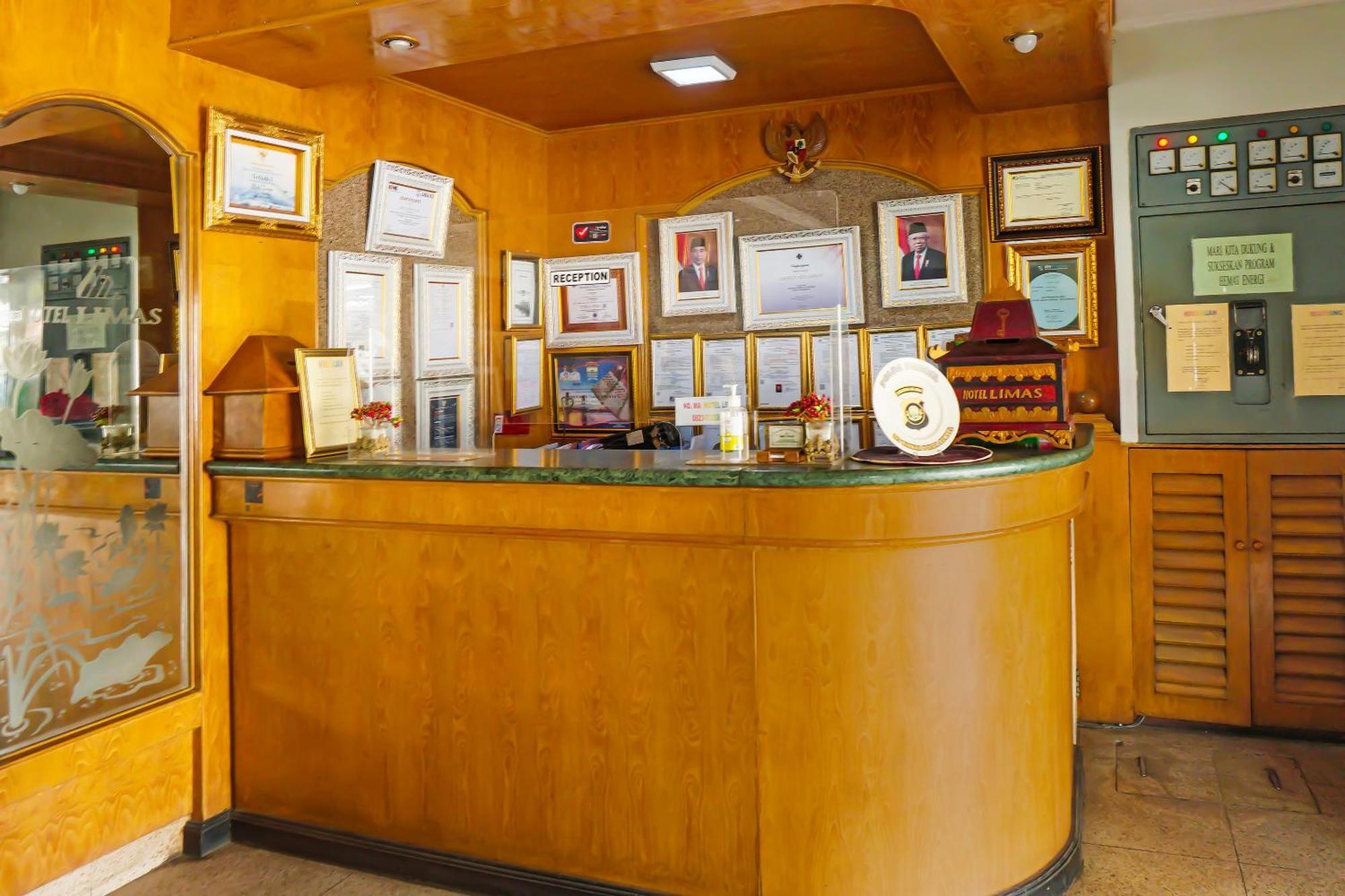 Super Oyo Collection O 92690 Hotel Limas باليمبانغْ المظهر الخارجي الصورة